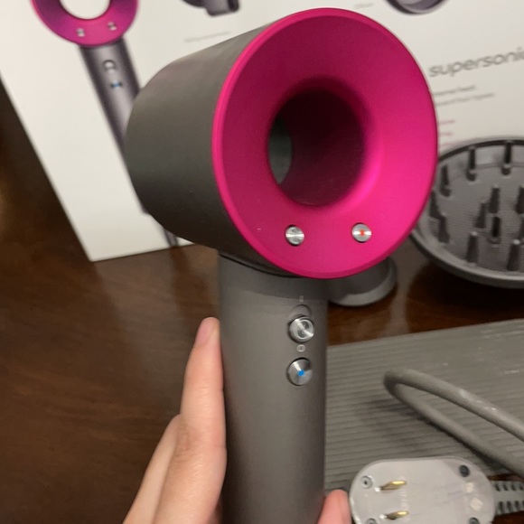 Dyson Supersonic hair dryer with box and all parts - Picture 2 of 6